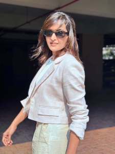 manju-warrier-in-formal-pants-and-blazer-photo-latest-013