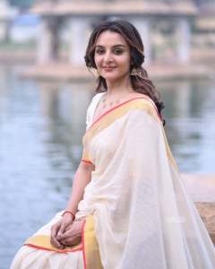 manju-warrier-in-kerala-saree-look-photos-004