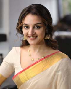 manju-warrier-in-kerala-saree-look-photos-006