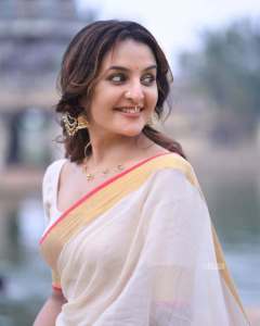 manju-warrier-in-kerala-saree-look-photos-010