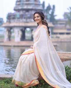 manju-warrier-in-kerala-saree-look-photos-011
