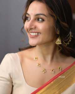 manju-warrier-in-kerala-saree-look-photos-014