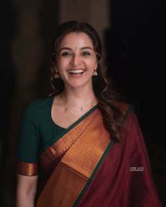 manju-warrier-in-maroon-saree-with-green-blouse-combination-photos-001