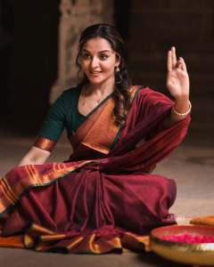manju-warrier-in-maroon-saree-with-green-blouse-combination-photos-002