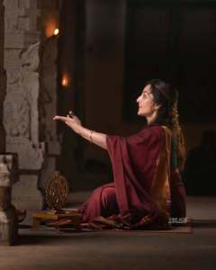 manju-warrier-in-maroon-saree-with-green-blouse-combination-photos-003