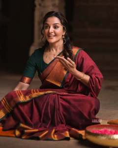 manju-warrier-in-maroon-saree-with-green-blouse-combination-photos-004