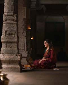 manju-warrier-in-maroon-saree-with-green-blouse-combination-photos-005
