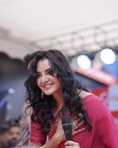 manju-warrier-in-pink-colour-chiffon-saree-photos-001