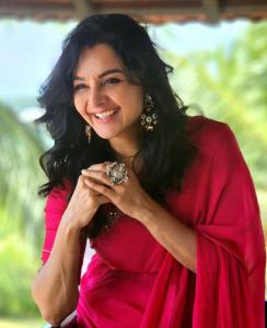 manju-warrier-in-pink-colour-chiffon-saree-photos-002