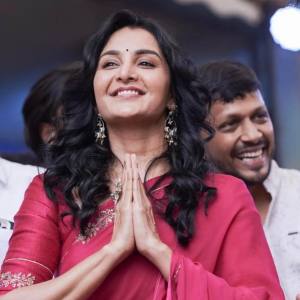 manju-warrier-in-pink-colour-chiffon-saree-photos-003