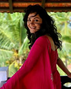 manju-warrier-in-pink-colour-chiffon-saree-photos