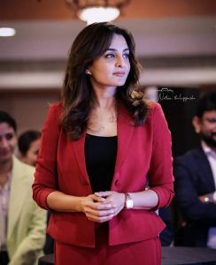 manju-warrier-in-red-suit-001