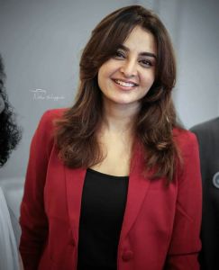 manju-warrier-in-red-suit-002