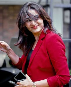manju-warrier-in-red-suit-003