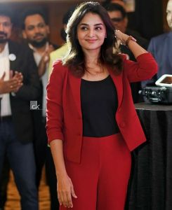 manju-warrier-in-red-suit-006