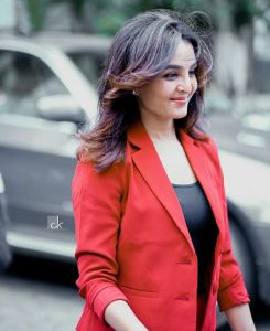 manju-warrier-in-red-suit-007