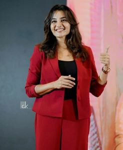 manju-warrier-in-red-suit-008