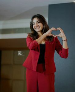 manju-warrier-in-red-suit