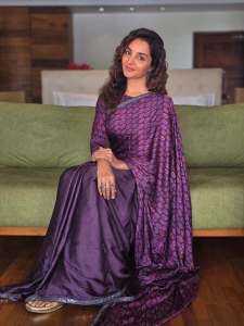 manju-warrier-in-violet-saree-photos-002