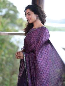 manju-warrier-in-violet-saree-photos-003