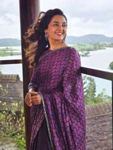 manju-warrier-in-violet-saree-photos