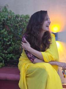 manju-warrier-in-yellow-saree-with-kalamkari-blouse-pics-008