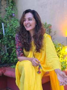 manju-warrier-in-yellow-saree-with-kalamkari-blouse-pics-009