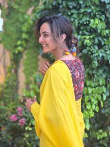 manju-warrier-in-yellow-saree-with-kalamkari-blouse-pics-011