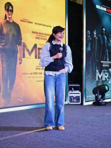 manju-warrier-latest-outfit-style-jeans-and-top-003