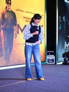manju-warrier-latest-outfit-style-jeans-and-top-005
