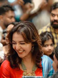 manju-warrier-latest-photos-in-churidar-and-gold-necklace-001
