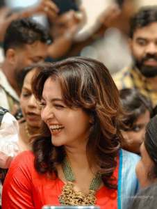 manju-warrier-latest-photos-in-churidar-and-gold-necklace-002