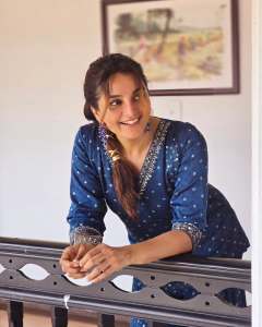 manju-warrier-new-hair-style-and-colour-look-photo-009