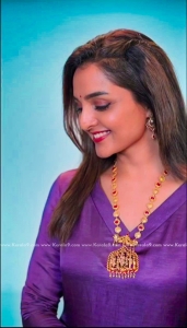 manju-warrier-wearing-Vedha-from-Kalyan-Jewellers-photos-001