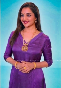 manju-warrier-wearing-Vedha-from-Kalyan-Jewellers-photos
