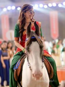 manju-with-horse-photos-002