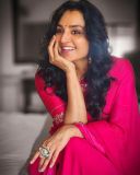 manju-warrier-in-pink-colour-chiffon-saree-photos-003