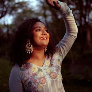 mareena-actress-curly-hair-styling-photos-010