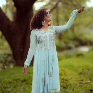 mareena-actress-curly-hair-styling-photos-011