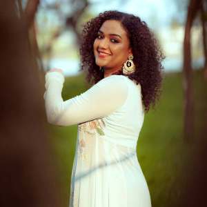 mareena-actress-curly-hair-styling-photos-012
