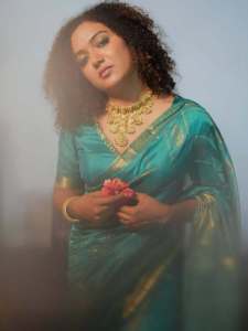 mareena-michael-kurisingal-in-Blue-Silk-Mix-Saree-with-blouse-design-photo-001