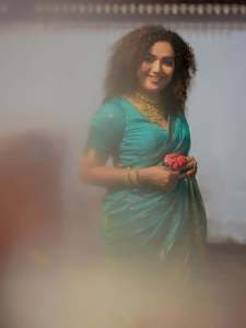 mareena-michael-kurisingal-in-Blue-Silk-Mix-Saree-with-blouse-design-photo-002