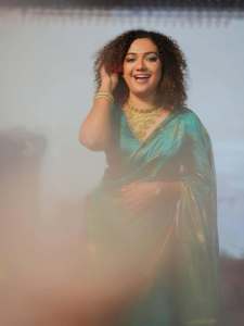 mareena-michael-kurisingal-in-Blue-Silk-Mix-Saree-with-blouse-design-photo-004
