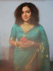 mareena-michael-kurisingal-in-Blue-Silk-Mix-Saree-with-blouse-design-photo-006