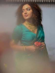 mareena-michael-kurisingal-in-Blue-Silk-Mix-Saree-with-blouse-design-photo-007