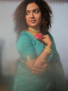 mareena-michael-kurisingal-in-Blue-Silk-Mix-Saree-with-blouse-design-photo-008