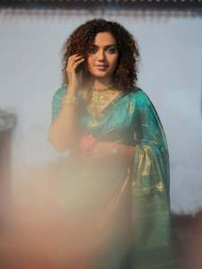 mareena-michael-kurisingal-in-Blue-Silk-Mix-Saree-with-blouse-design-photo
