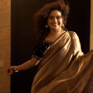 mareena-michael-kurisingal-in-golden-saree-with-contrast-blouse-ideas-photos-001