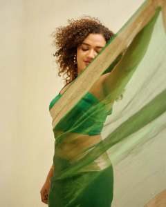 mareena-michael-kurisingal-in-green-cotton-saree-pics-003