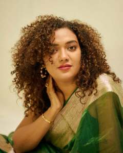 mareena-michael-kurisingal-in-green-cotton-saree-pics-005